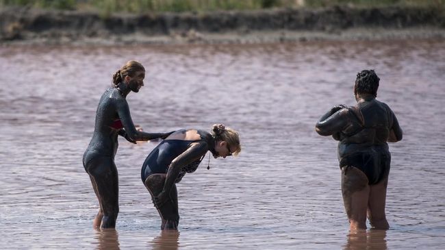 Gelombang panas atau heatwave di berbagai kawasan di Eropa yang mencapai 41 derajat celcius memang membuat orang jadi kewalahan. Tapi Bulgaria punya cara unik.