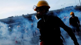 Polisi Hong Kong Tembakan Gas Air Mata ke Demonstran