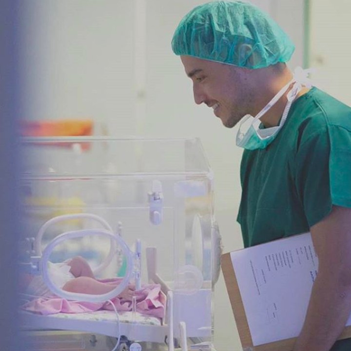 <p>Momen saat Hamish berjumpa Zalina, beberapa saat setelah kelahirannya. Tatapan Hamish terlihat sangat bahagia ya, Bun. (Foto: Instagram @hamishdw)</p>