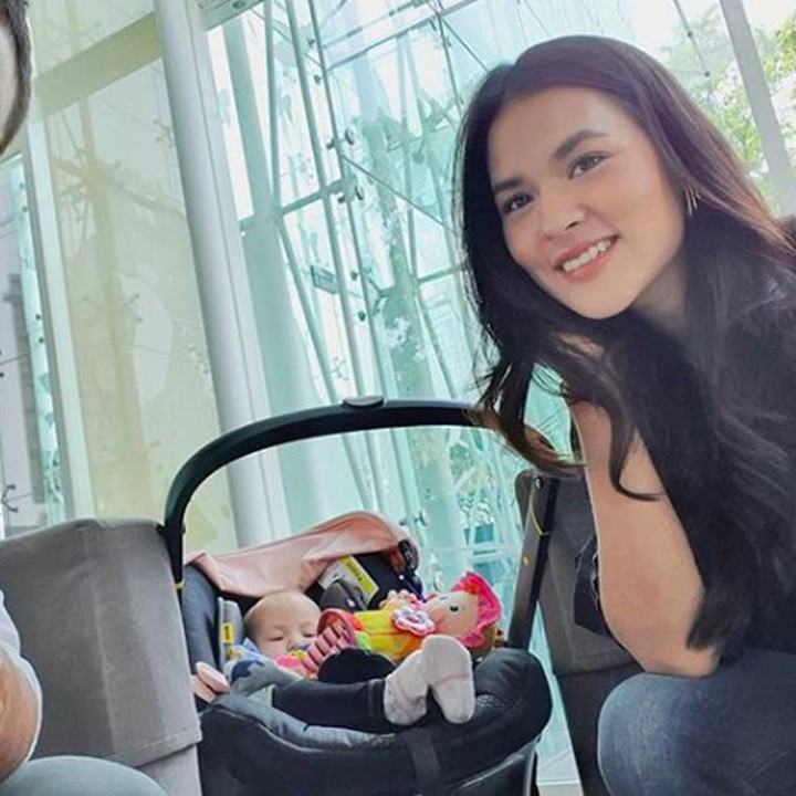 <p>Hamish Daud mulai sering berbagai kebersamaannya bersama putri tercintanya, Zalina Rayne Whylle. Jarang-jarang kan, mereka posting foto wefie bertiga seperti ini. (Foto: Instagram @hamishdw)</p>