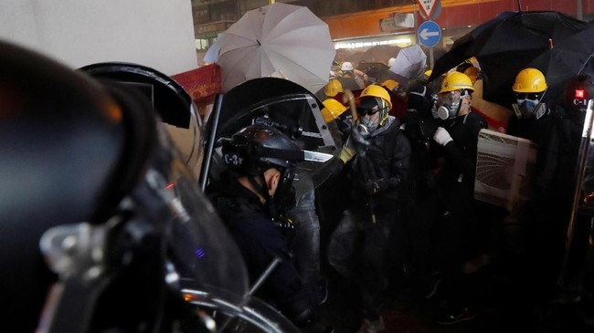 Kepolisian Hong Kong menyatakan menangkap 49 demonstran dalam aksi unjuk rasa yang berakhir rusuh sepanjang akhir pekan lalu.
