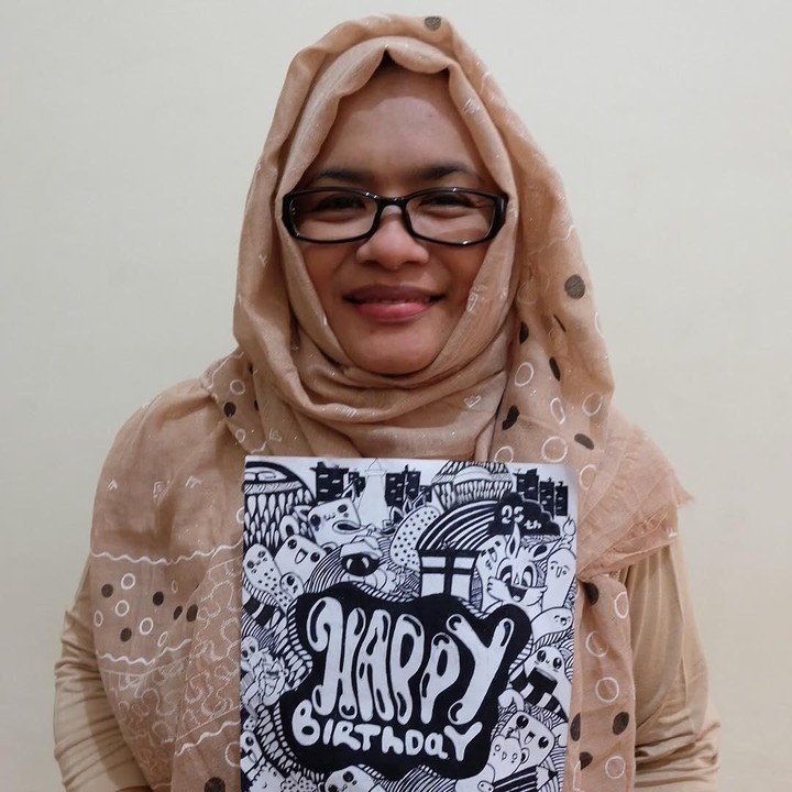 Nah ini saat sang bunda berulang tahun. Melati terlihat memberikan kado spesial bertuliskan ucapan '<em>Happy Birthday</em>' untuk sang bunda. <em>So sweet.</em> (Foto: Instagram @melatidaeva)