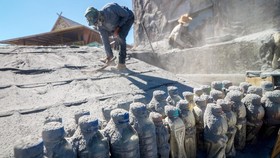 FOTO: Menyapu Abu Tangkuban Perahu