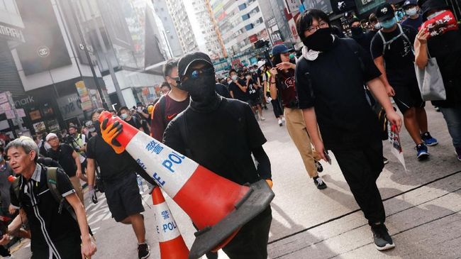 Efek Demo Hong Kong Mulai Pudar Pengaruhi Aktivitas Bisnis Sejumlah usaha yang tadinya mendapatkan keuntungan dari demo berkepanjangan di Hong Kong mulai merasakan imbas dari perlambatan ekonomi.