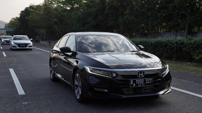 Ini bukan untuk pertama kalinya Accord punya mesin di bawah 1.700 cc. Di awal debutnya pada 1976, Accord sudah punya mesin 1.600 cc sampai generasi ketiganya.