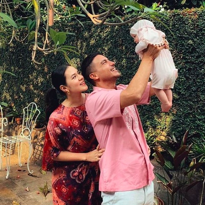<p>Momen lebaran lalu, Hamish dan Raisa mendandani Zalina dengan hijab kecil yang imut. Hamish sendiri mengakui kalau anaknya tampil sangat menggemaskan. (Foto: Instagram @hamishdw)</p>