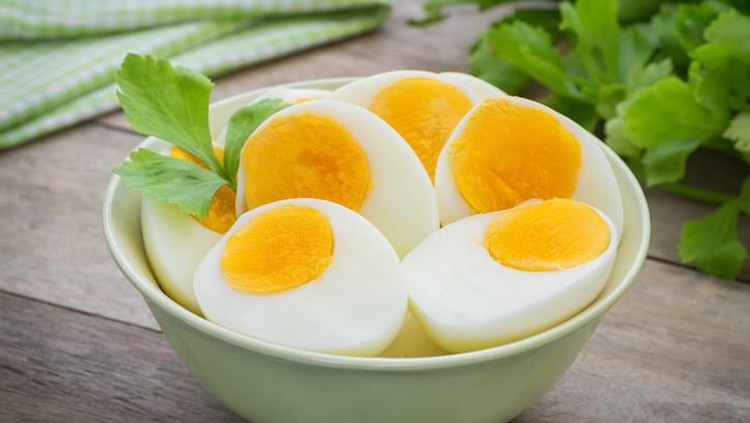 telur sehat Group of brown raw chicken eggs, one is broken, yolk egg visible, isolated on white, studio shot.