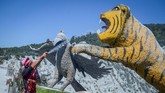 FOTO: Menyapu Abu Tangkuban Perahu Warga di sekitar Gunung Tangkuban Perahu membersihkan kediaman mereka dari abu vulkanik gunung berapi tersebut pascaerupsi pekan lalu.
