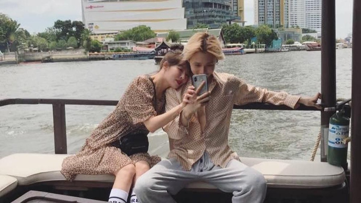 Pasanan HyunA dan Hyojong&comma; atau lebih dikenal dengan E'dawn&comma; sedang berlibur di Bangkok&comma; Thailand&period; Berikut potret kemesraan mereka&period;