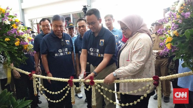 Politikus PDIP menyentil Gubernur Anies Baswedan yang gemar gunting pita atau meresmikan pembangunan meskipun bangunan itu dianggap belum selesai.