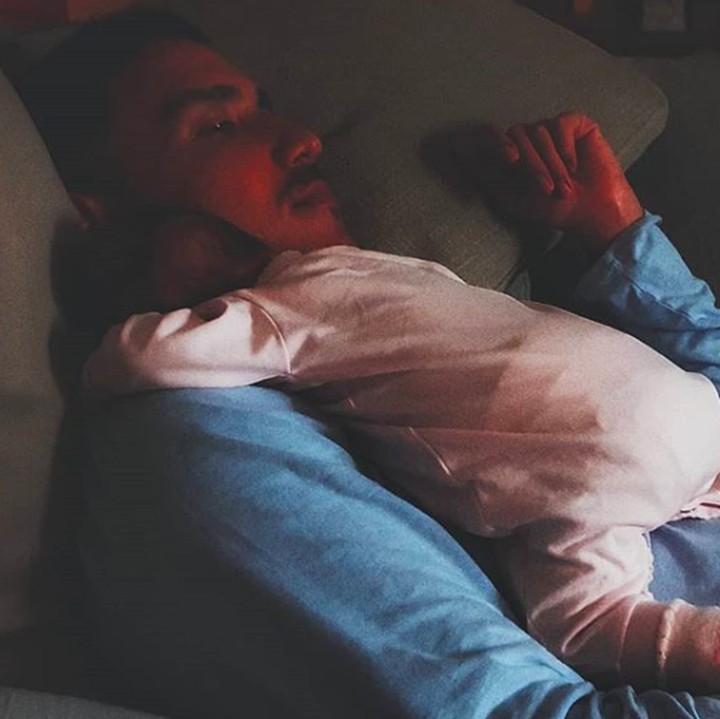 <p>Menggendong anak dalam pelukan memang bisa menghadirkan kenyamanan tersendiri untuk orang tua. Hamish mengatakan ini saatnya 'Daddy-daughter time'.(Foto: Instagram @hamishdw)</p>