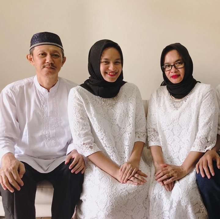 Masih di momen yang sama, Melati berfoto dengan ayahanda, ibunda, dan adiknya. (Foto: Instagram @melatidaeva)