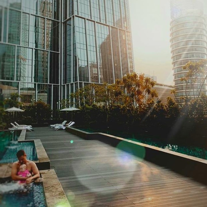 <p>Sudah berusia lebih dari enam bulan, Zalina mulai ikut nyemplung ke kolam renang bareng sang ayah. (Foto: Instagram @hamishdw)</p>