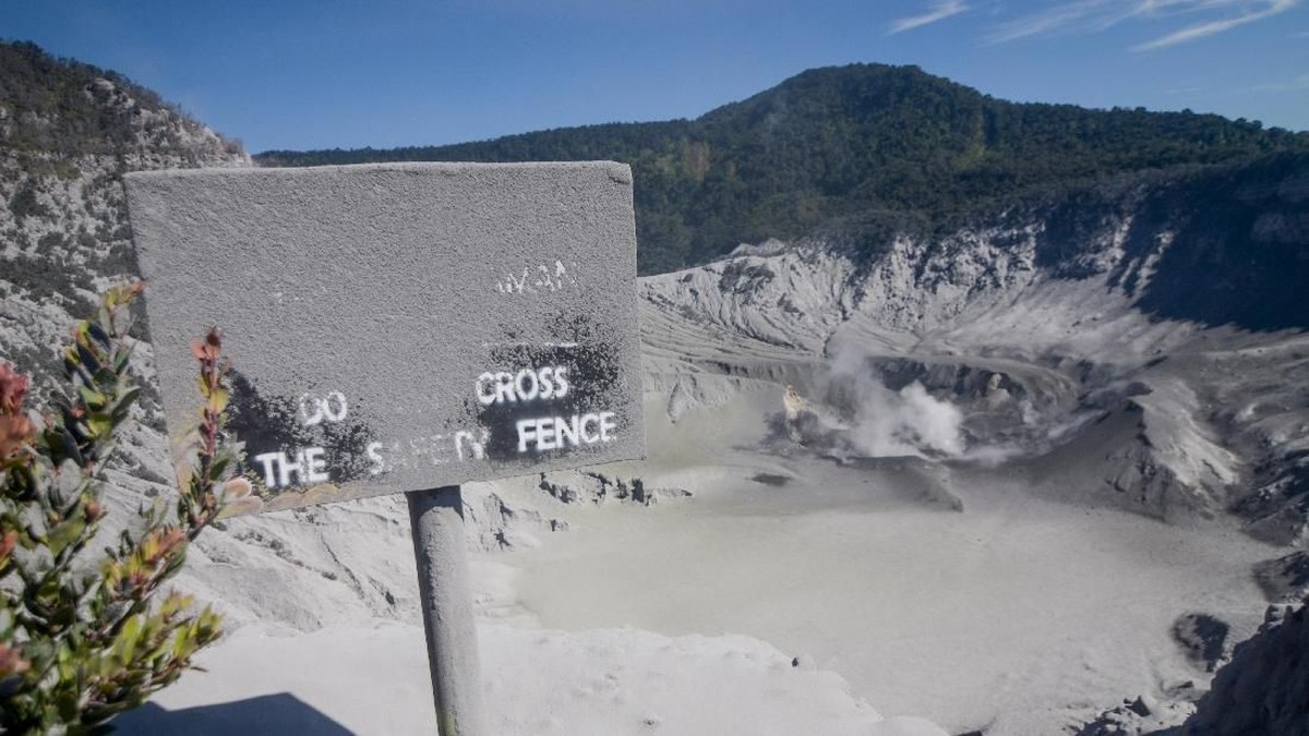 FOTO: Menyapu Abu Tangkuban Perahu