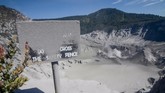 FOTO: Menyapu Abu Tangkuban Perahu Warga di sekitar Gunung Tangkuban Perahu membersihkan kediaman mereka dari abu vulkanik gunung berapi tersebut pascaerupsi pekan lalu.