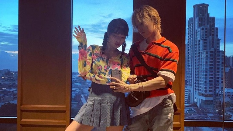 Mesranya Liburan HyunA dan E'dawn di Bangkok Pasanan HyunA dan Hyojong, atau lebih dikenal dengan E'dawn, sedang berlibur di Bangkok, Thailand. Berikut potret kemesraan mereka.