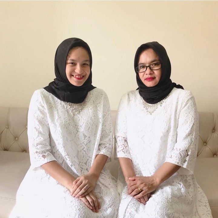 Melati kompak mengenakan busana yang sama seperti sang bunda saat Lebaran tahun lalu. (Foto: Instagram @melatidaeva)