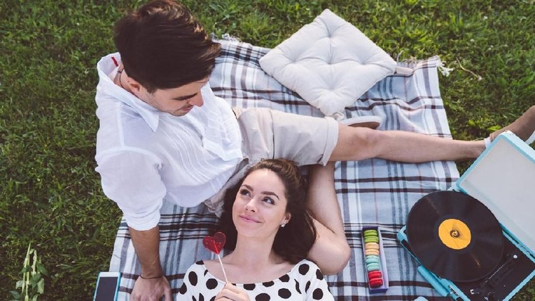 Ilustrasi pasangan suami istri Couple on Valentine's day