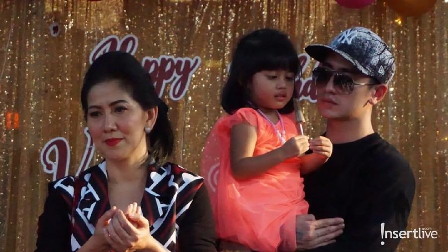 Verrell Bramasta bikin kejutan di ulang tahun Venna Melinda.