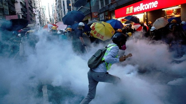 Pasukan militer China di Hong Kong mengunggah video personel sedang latihan "anti huru-hara" untuk menghadapi pedemo yang terus berunjuk rasa.