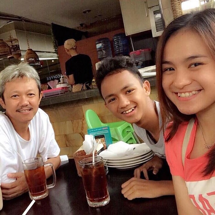 Bagi Melati, keluarga adalah segalanya. "Bahagia itu sederhana. Melihat mereka bahagia & tersenyum. Love my family," tulis Melati dalam foto yang diunggah di Instagram. (Foto: Instagram @melatidaeva)