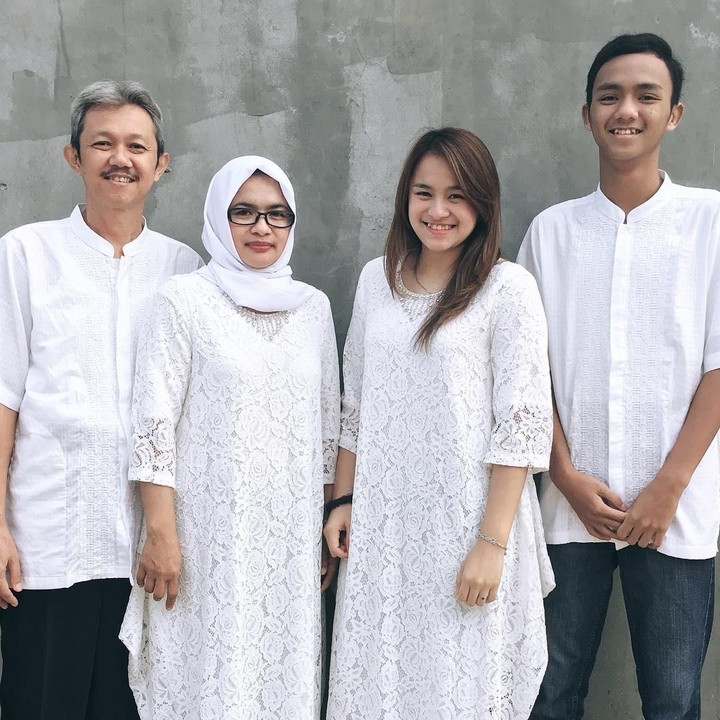 Nah, kalau ini saat merayakan Lebaran pada 2017 lalu. Melati juga memilih busana yang sama dengan sang bunda. (Foto: Instagram @melatidaeva)