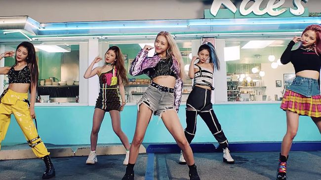 Pesan Percaya Diri ala ITZY dalam 'ICY'