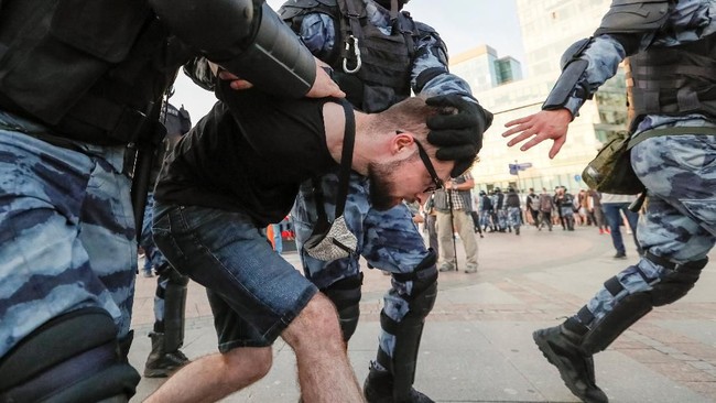 Kepolisian Rusia menahan 1.400 orang yang ikut serta dalam demonstrasi untuk menuntut pemilihan umum bebas dan adil pada akhir pekan lalu.