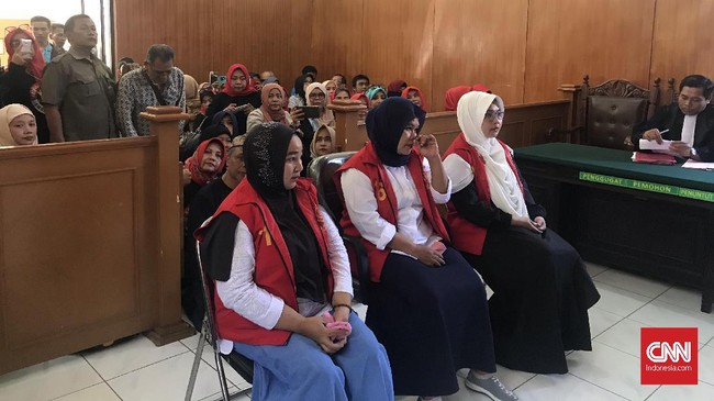 Majelis hakim Pengadilan Negeri Karawang menjatuhkan vonis enam bulan penjara terhadap tiga orang relawan Emak-Emak Pepes dalam kasus penyebaran berita bohong.