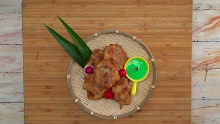 Kelapa goreng yang biasanya disajikan sebagai minuman, kini bisa dijadikan gorengan lho.