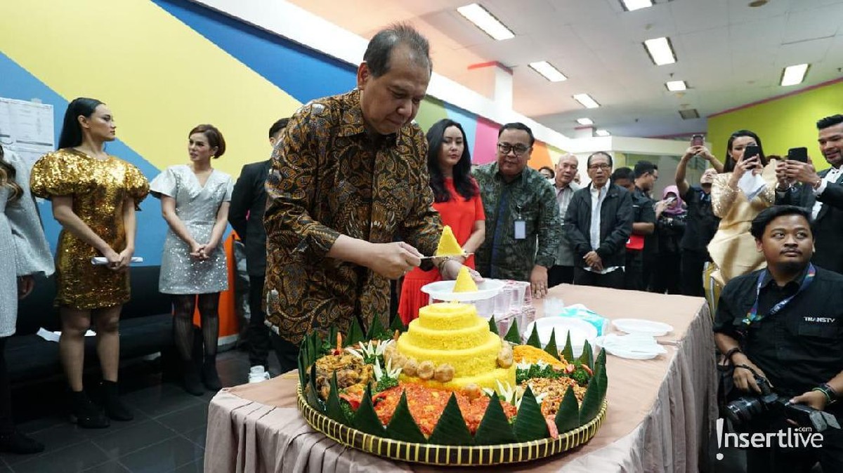 Program infotainment Insert yang tayang di Trans TV merayakan ulang tahun yang ke-16&period; Berikut kemeriahan acara potong tumpengnya yang dihadiri Chairul Tanjung&period;