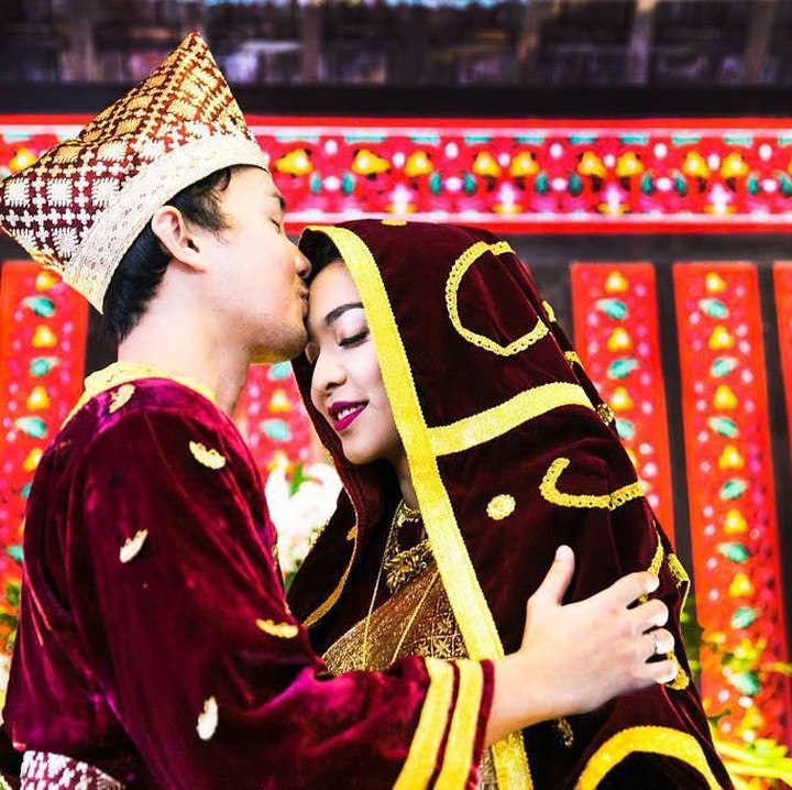 <p>Duh, romantis banget nih potret mereka berdua. Langgeng dan bahagia selalu ya.  (Foto: Instagram @tikabravani)  </p>