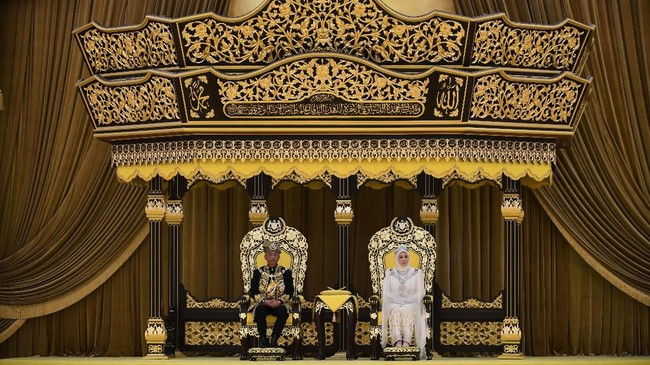 Sultan Pahang, Abdullah Riayatuddin Al-Mustafa Billah Shah, resmi dilantik menjadi raja Malaysia pada Selasa (30/7), tepat di hari ulang tahunnya yang ke-60.