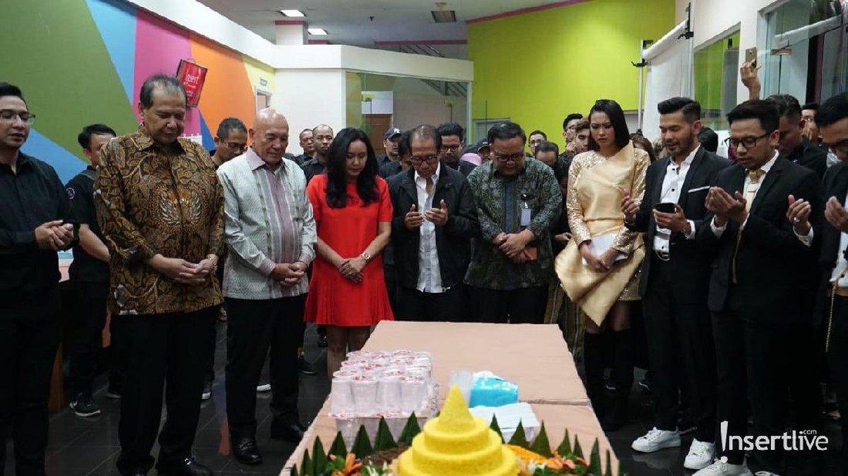 Program infotainment Insert yang tayang di Trans TV merayakan ulang tahun yang ke-16&period; Berikut kemeriahan acara potong tumpengnya yang dihadiri Chairul Tanjung&period;