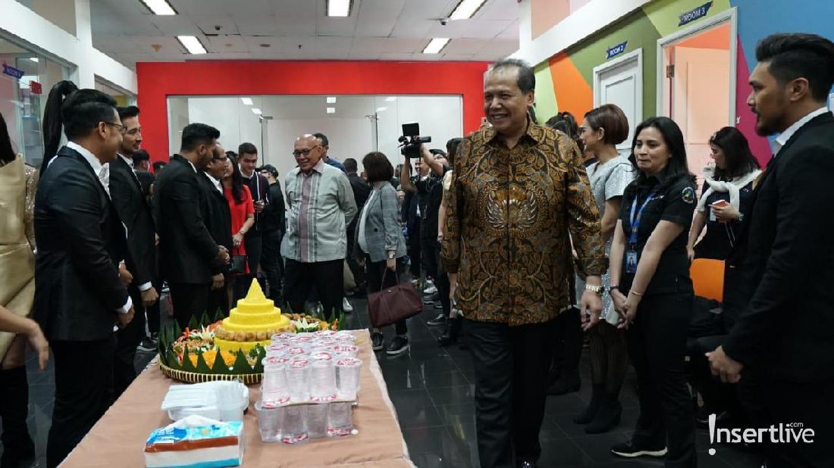 Program infotainment Insert yang tayang di Trans TV merayakan ulang tahun yang ke-16&period; Berikut kemeriahan acara potong tumpengnya yang dihadiri Chairul Tanjung&period;