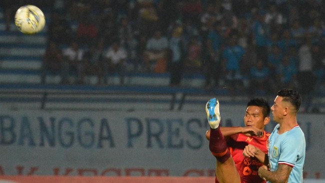 Penghentian kompetisi Liga 1 2019 hanya karena kerusuhan usai laga Persela Lamongan vs Borneo FC dianggap bisa merugikan banyak pihak.