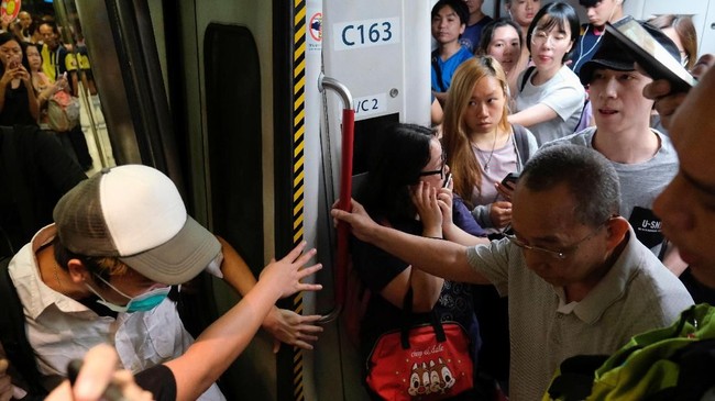 Ratusan demonstran Hong Kong memblokir layanan kereta pada Selasa (30/7) pagi, di jam sibuk ketika para warga hendak beraktivitas.