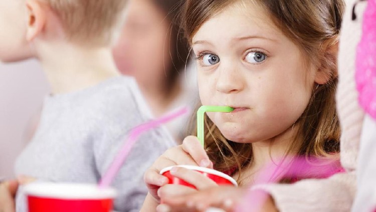 Boba atau butir mutiara yang ada di bubble tea bisa membahayakan si kecil bila masuk ke paru-paru.