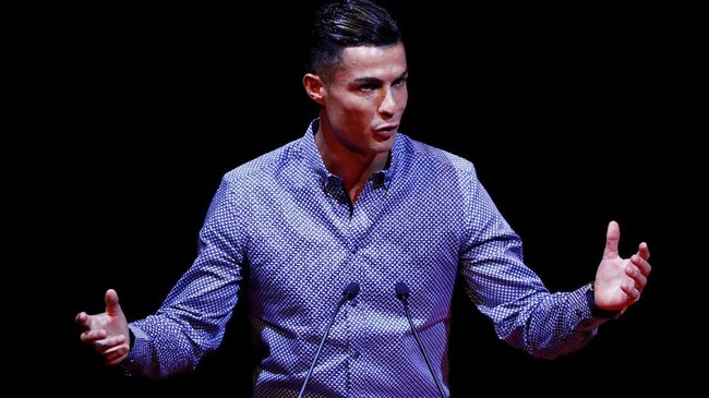 Bintang Juventus Cristiano Ronaldo menyindir perjudian sejumlah klub raksasa membeli para pemain dengan harga setinggi langit.