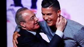 FOTO: Senyum Ronaldo Bersama Bos Real Madrid