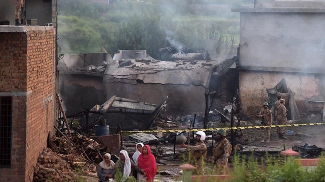 FOTO: Lara Warga Pakistan Kala Rumah Dihantam Pesawat Militer