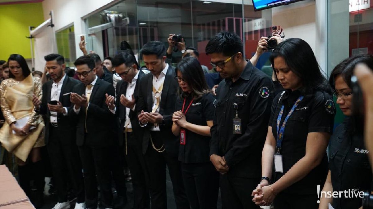 Program infotainment Insert yang tayang di Trans TV merayakan ulang tahun yang ke-16&period; Berikut kemeriahan acara potong tumpengnya yang dihadiri Chairul Tanjung&period;