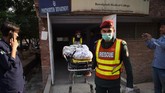 FOTO: Lara Warga Pakistan Kala Rumah Dihantam Pesawat Militer Lara menyelimuti warga Pakistan ketika sebuah pesawat militer jatuh di perumahan mereka di Kota Rawalpindi pada Selasa (30/7) dan merenggut 17 nyawa.