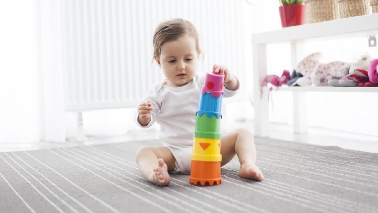 Meski usianya masih di bawah 1 tahun, bayi juga perlu mainan untuk mendukung tumbuh kembangnya lho, Bun.