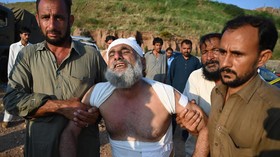 FOTO: Lara Warga Pakistan Kala Rumah Dihantam Pesawat Militer
