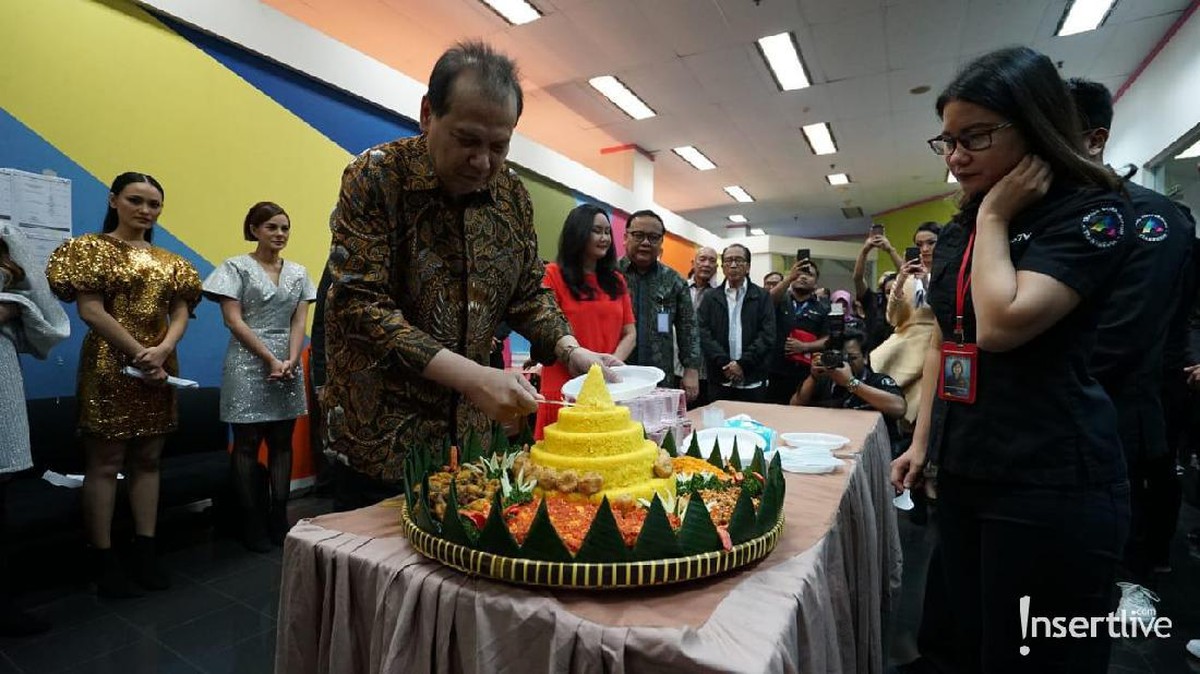 Program infotainment Insert yang tayang di Trans TV merayakan ulang tahun yang ke-16&period; Berikut kemeriahan acara potong tumpengnya yang dihadiri Chairul Tanjung&period;