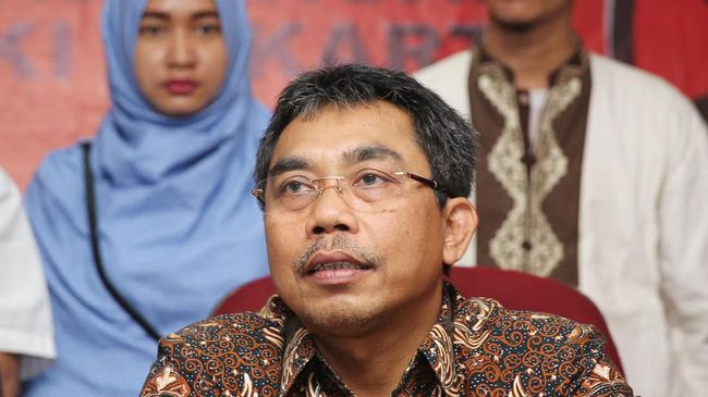 Ketua Fraksi PDIP DPRD DKI Jakarta Gembong Warsono mengkritik Gubernur Anies Baswedan mengenai pembangunan JIS dan Formula E.