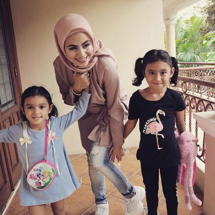 <p>"<em>There is no way to be a perfect Mother.. and a millions way to be a good one!</em>" ujar Asha. Setuju enggak Bun? (Foto: Instagram @ashasyara)</p>