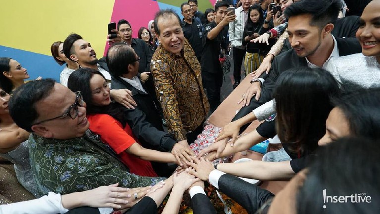 Program infotainment Insert yang tayang di Trans TV merayakan ulang tahun yang ke-16. Berikut kemeriahan acara potong tumpengnya yang dihadiri Chairul Tanjung.