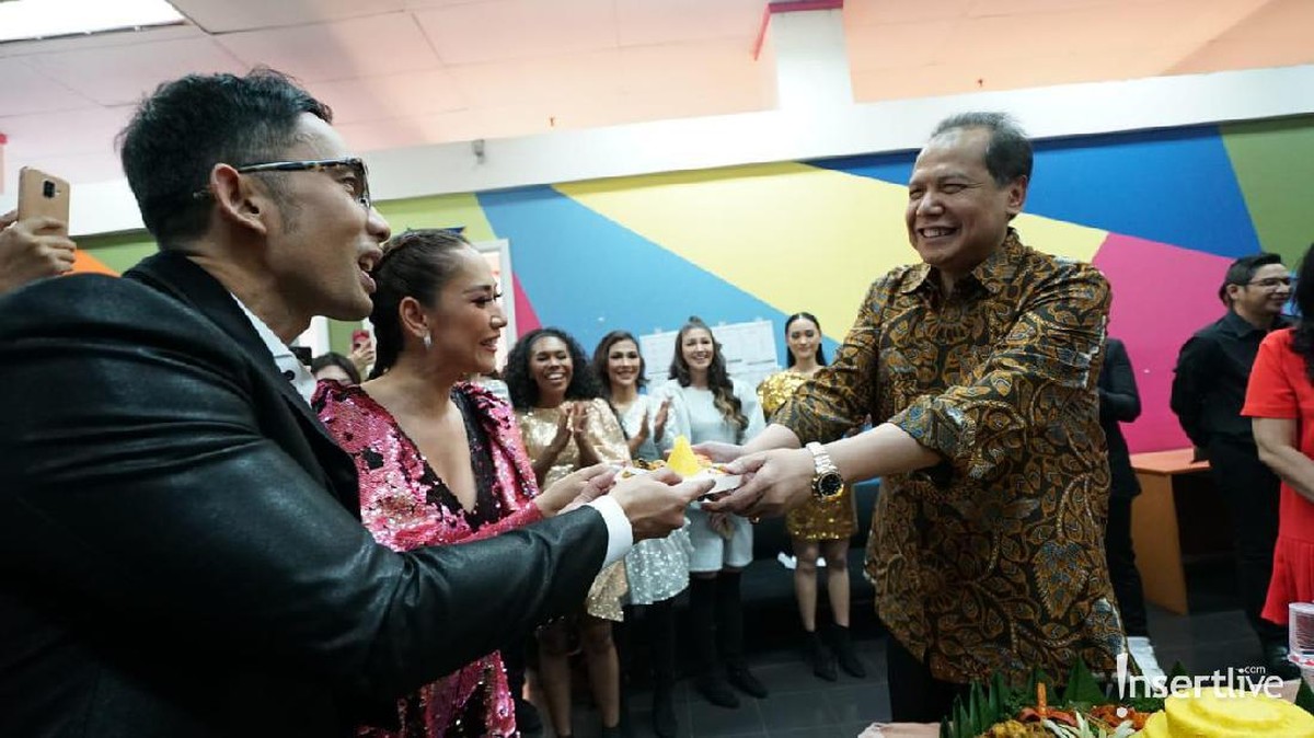 Program infotainment Insert yang tayang di Trans TV merayakan ulang tahun yang ke-16&period; Berikut kemeriahan acara potong tumpengnya yang dihadiri Chairul Tanjung&period;